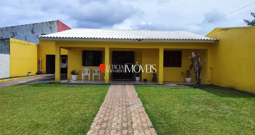 Casa espaçosa e aconchegante à venda no Centro de Balneário Pinhal!
