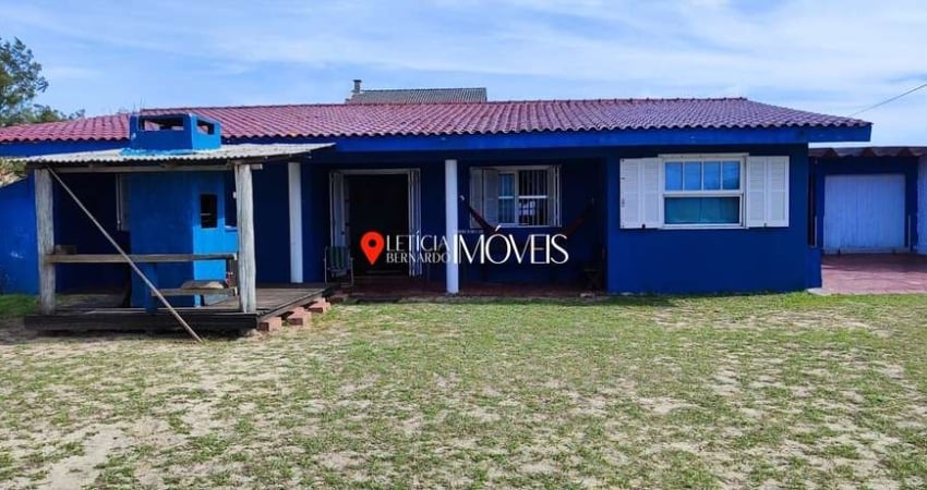 Casa Rústica com Pé Direito Alto à Venda em Balneário Pinhal