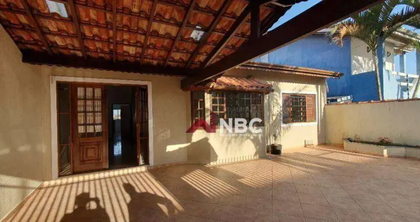 Casa com 3 dormitórios, 235 m² - venda por R$ 900.000,00 ou aluguel por R$ 5.300,00/mês - Centro - Arujá/SP