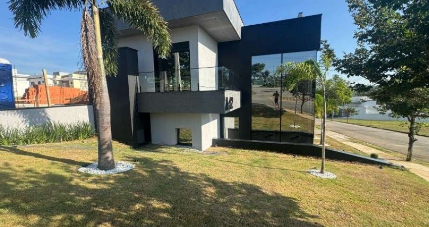 Casa em Condomínio de Alto Padrão no Éden, Sorocaba-SP: 3 Quartos, 3 Suítes, 3 Salas, 5 Banheiros, 4 Vagas, 270m²