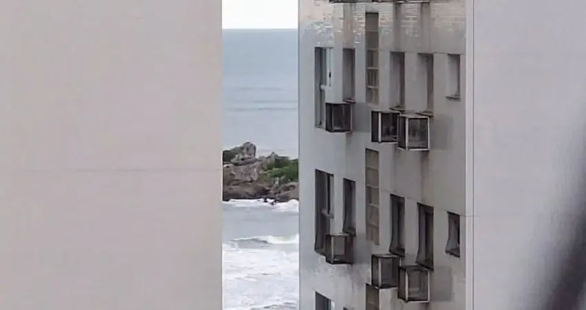 Apartamento totalmente reformado com 2 dormitórios sendo 1 suíte.  Pitangueiras  - Guarujá