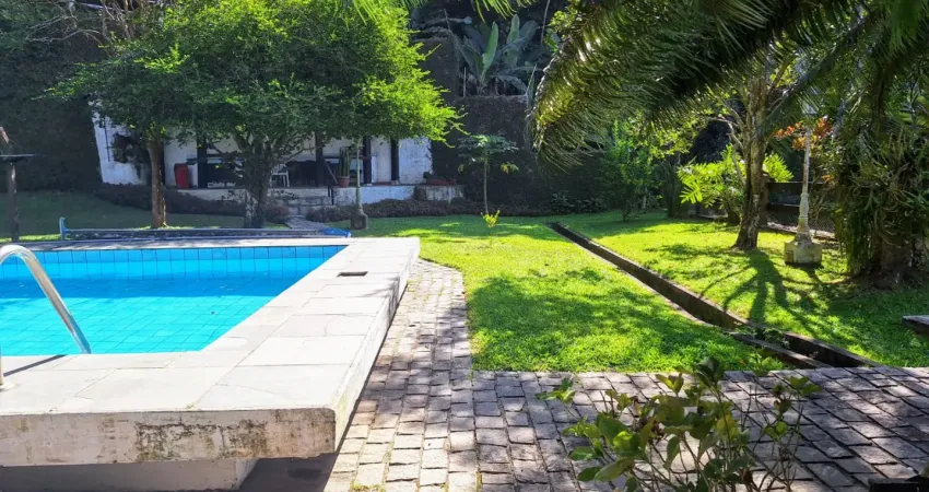 Excelente casa tanto para moradia como para comércio, localizada na pitangueiras-guarujá