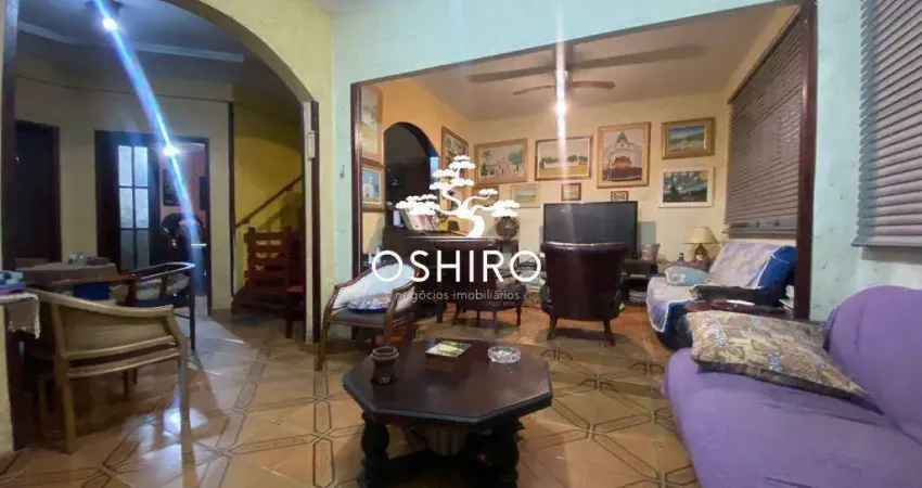 Ampla casa com 04 dormitórios (sendo 01 suíte) e edícula em excelente localização!