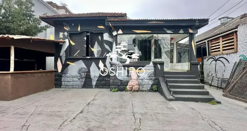 Casa à venda na Avenida Conselheiro Nébias, Boqueirão, Santos