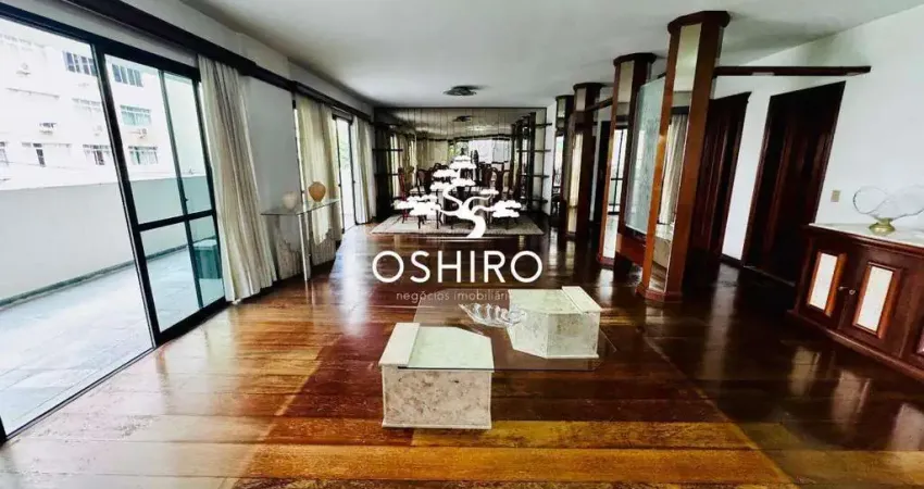 Apartamento amplo com hall privativo, três suítes e varanda – a uma quadra da praia!