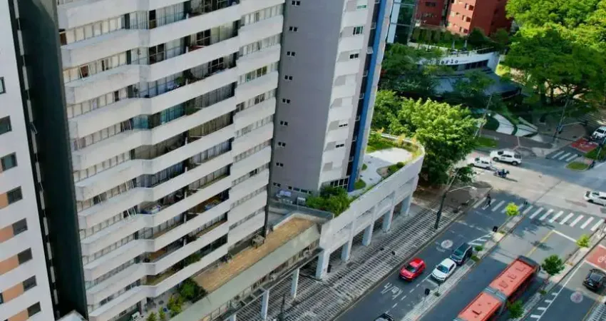 Apartamento Para Vender com 4 quartos sendo 1 suíte na divisa entre os bairros Batel e Água Verde em Curitiba