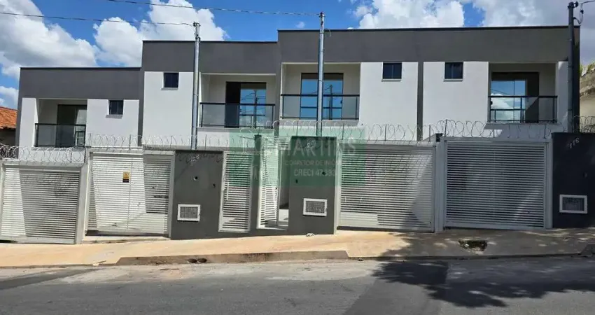 Casa independente com 3 quartos, 3 banheiros e 3 vagas.
