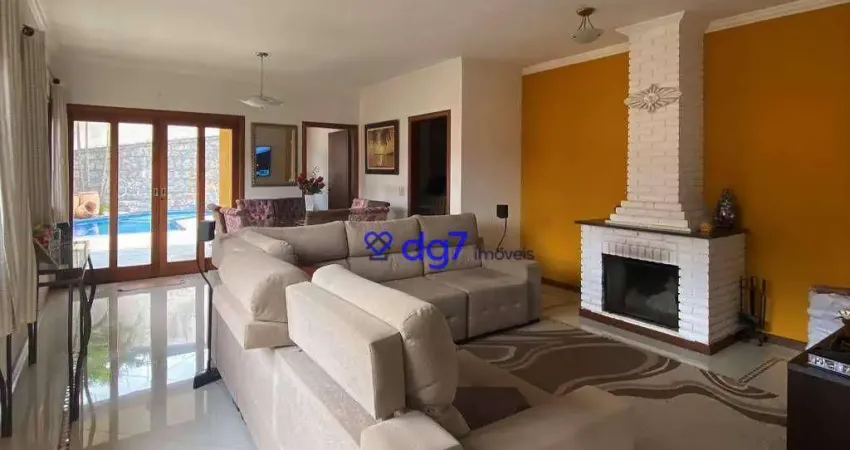 Casa em condomínio fechado – 3 dorms, piscina e espaço gourmet