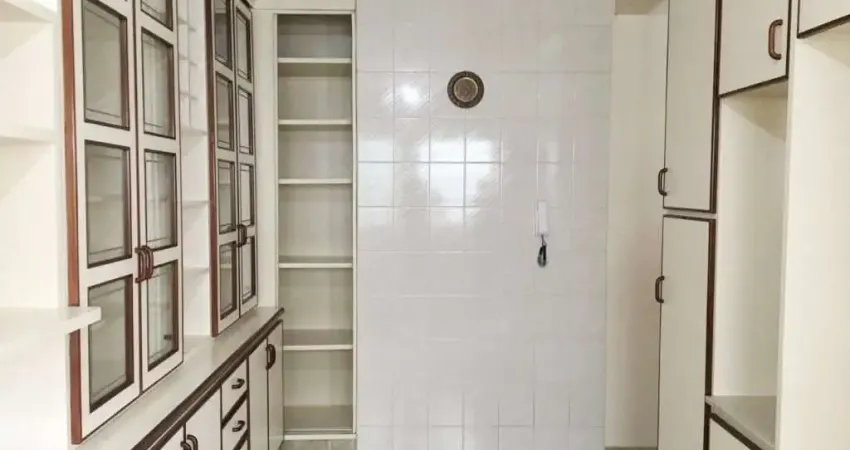 Casa com 3 quartos para alugar no Jardim Siesta, Jacareí 