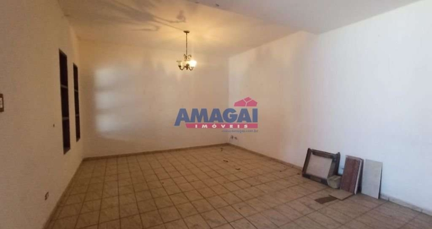 Casa com 3 quartos para alugar no Jardim Jacinto, Jacareí 