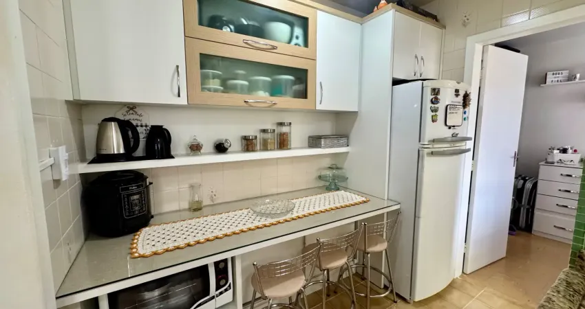 Apartamento de 02 dormitórios com móveis embutidos em ótima localização no bairro praia comprida em são josé/sc