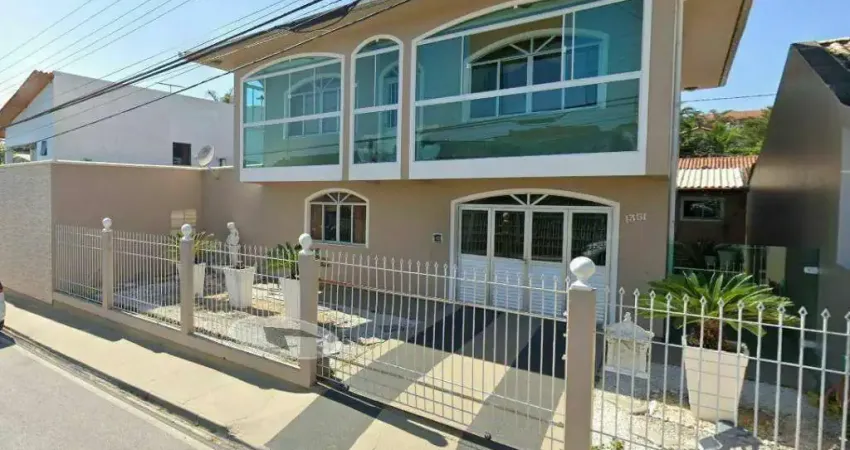 Casa com 3 dormitórios à venda, 220 m² por R$ 950.000,00 - Ipiranga - São José/SC