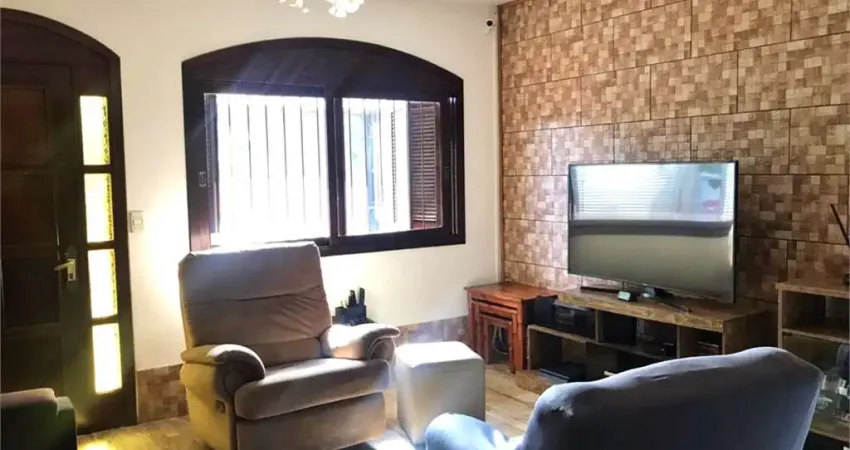 Sobrado com 4 quartos à venda em Cavalhada - RS