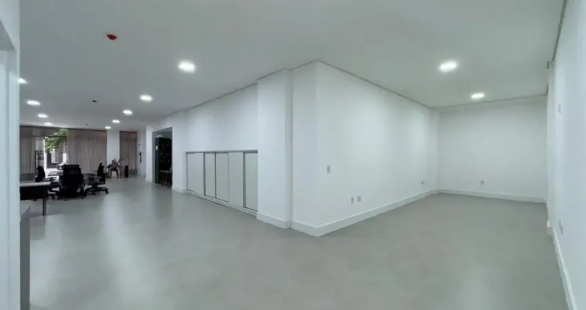 Locação anual sala comercial térrea com 145m² no centro de balneário camboriú