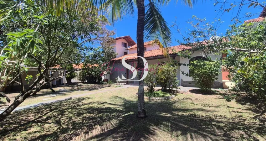 Em piratininga casa linear à venda  com 2 quartos, piscina, quintal na segunda quadra da praia.