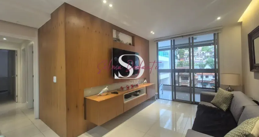 Na segunda quadra da praia em charitas, apartamento à venda com 3 quartos sendo 1 suíte, varanda, lavabo e 2 vagas de garagem na escritura.