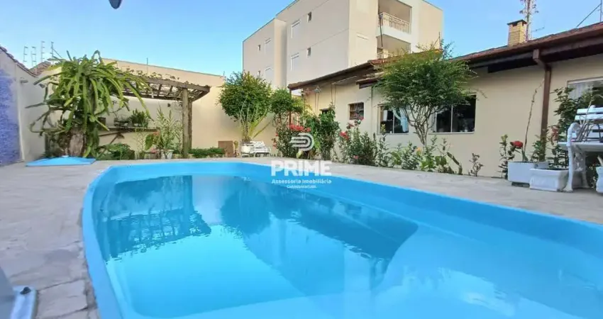 Casa com 3 dormitórios e uma edícula com suíte, de 195m² á venda por R$ 830.000,00 no bairro Jardim Britânia - Caraguatatuba SP