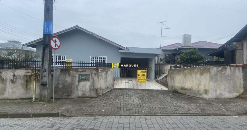 Casa para locação em Joinville, localizada na Servidão Luiz Bacca no Morro do Meio.
