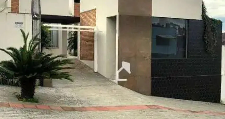 Casa com sala comercial no centro