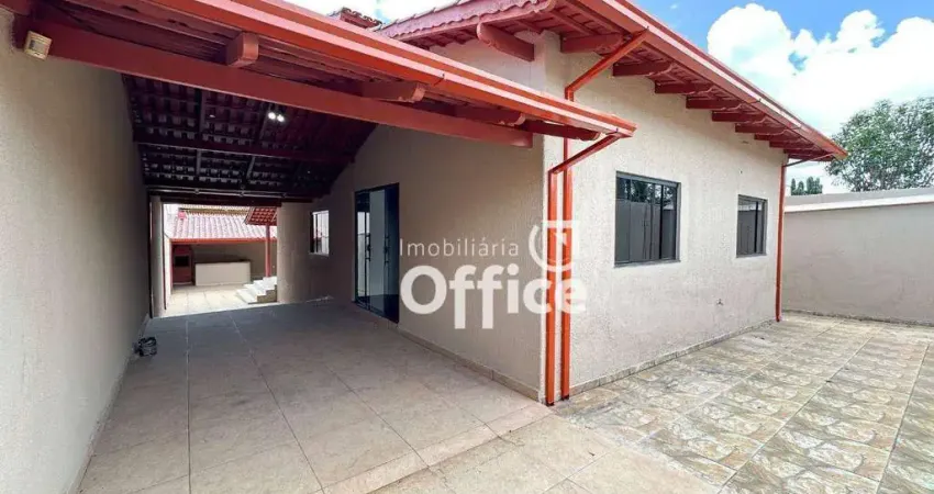 Casa com 3 quartos, rica em moveis planejados, suíte e área gourmet à venda, em lote de 300m² por R$ 580.000 - Parque Brasília - Anápolis/GO