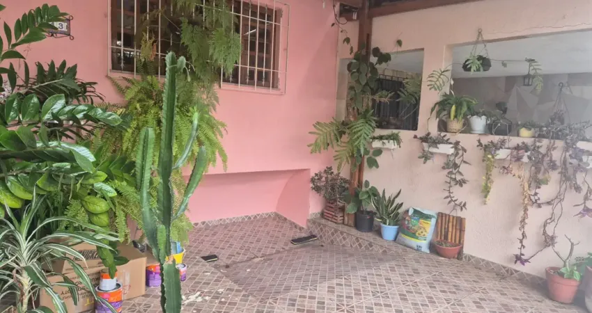 Casa térrea na frente com mais uma casa térrea nos fundos  grande