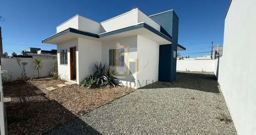 Casa sozinha no terreno, com amplo espaco de terreno nos fundos no bairro Itacolomi em Balneario Picarras.