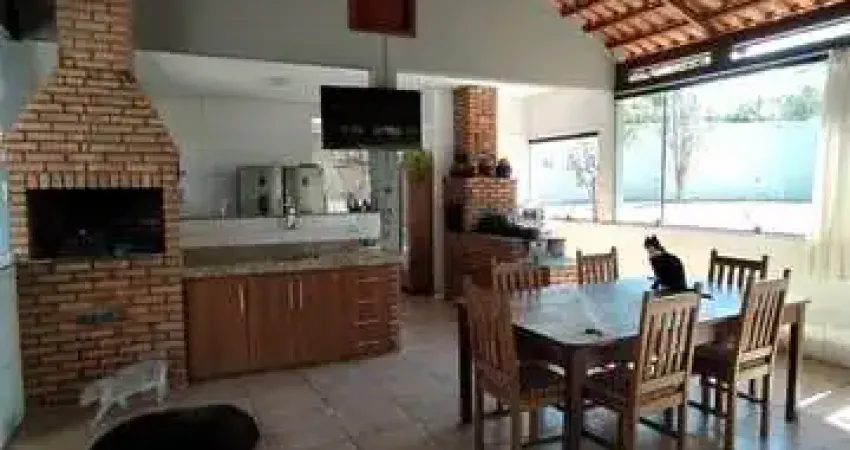 Casa para venda tem 1360 metros quadrados com 5 quartos