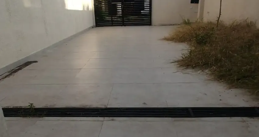 Oportunidade, Casa geminada com entrada individual,  no bairro Santa Branca;