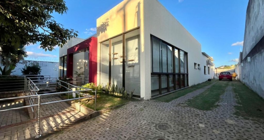 Maravilhosa casa linear com piscina no bairro Bandeirantes.