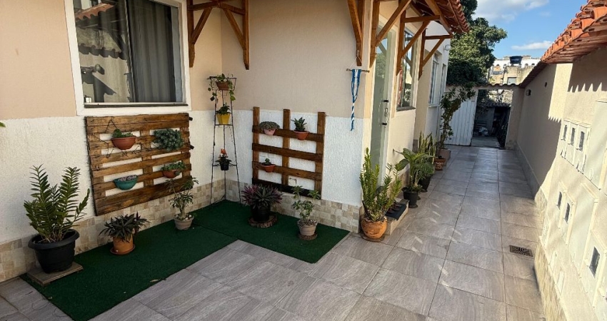 Mega oportunidade!   Casa em condomínio com apenas 4 casas, no bairro Santa Mônica.