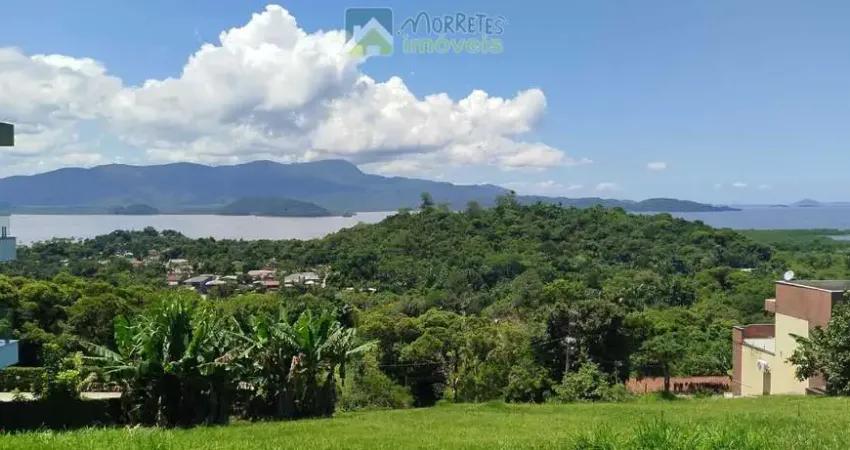 Terreno em condomínio fechado com 450m² acesso a piscinas e vista para o mar em antonina