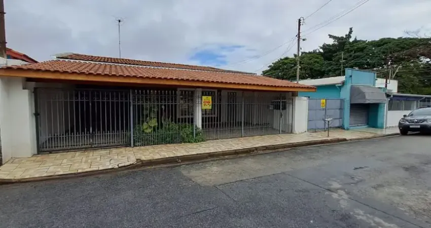 ESPAÇOSA RESIDÊNCIA NA INDEPENDÊNCIA, TAUBATÉ, COM 4 DORMITÓRIOS, 1 SUÍTE, ÁREA COMERCIAL ANEXA COM VAGA PARA 12 CARROS