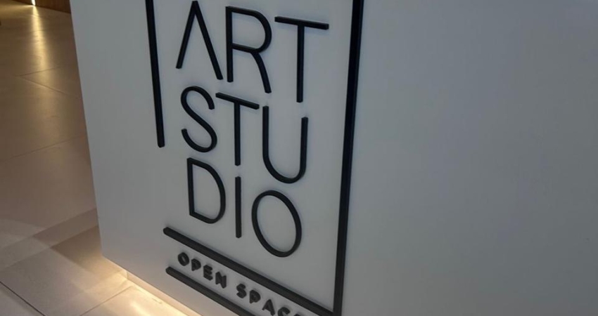 STUDIO MOBILIADO NO ART STUDIO OPEN SPACES EM ARMAÇÃO
