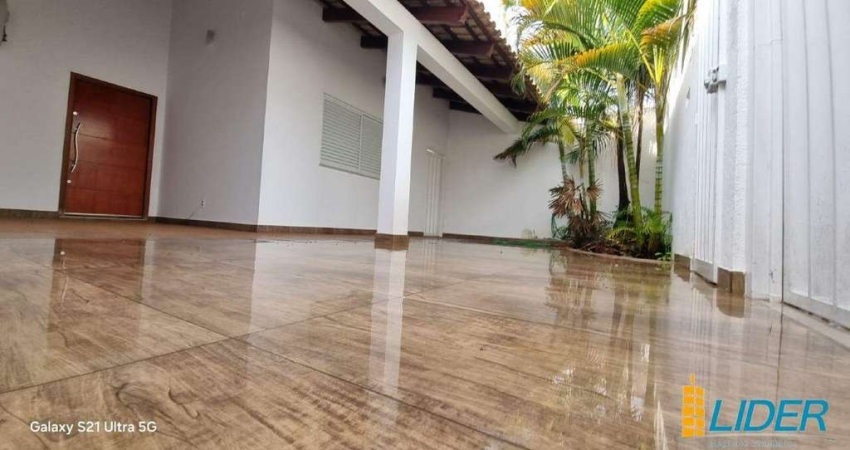 Casa para aluguel, 3 quartos, 1 suíte, 2 vagas, Jardim Karaíba - Uberlândia/MG