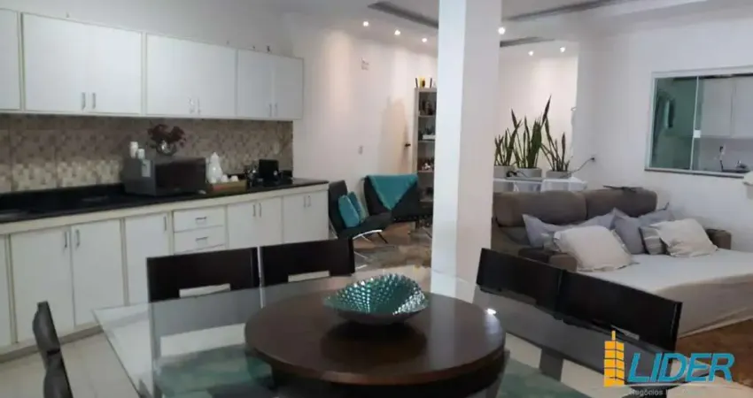 Casa para aluguel, 3 quartos, 1 suíte, 2 vagas, JARDIM PATRICIA - Uberlândia/MG