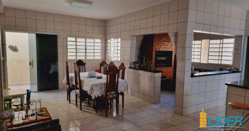 Casa à venda, 5 quartos, 2 suítes, 4 vagas, Pacaembu - Uberlândia/MG