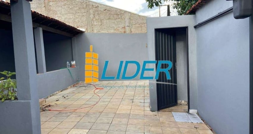 Casa com 2 quartos para alugar na Rua Royalties, Laranjeiras, Uberlândia