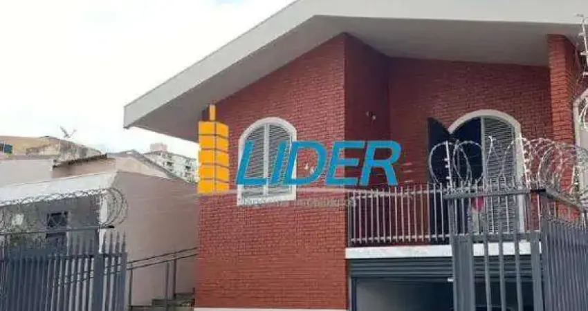Excelente sobrado com 195m2 de construção em terreno de 346m2 à venda em localização privilegiada no bairro Cazeca
