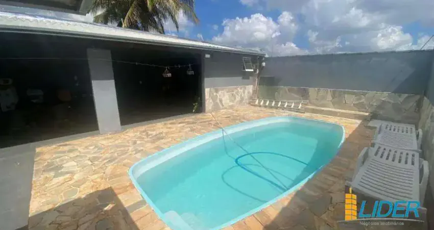 Casa para aluguel, 3 quartos, 1 suíte, 2 vagas, Santa Mônica - Uberlândia/MG