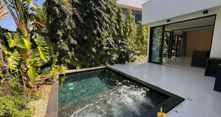 Belíssima casa térrea com 235m2 de construção em terreno de 405m2, toda montada de armários planejados à venda em condomínio fechado na zona sul