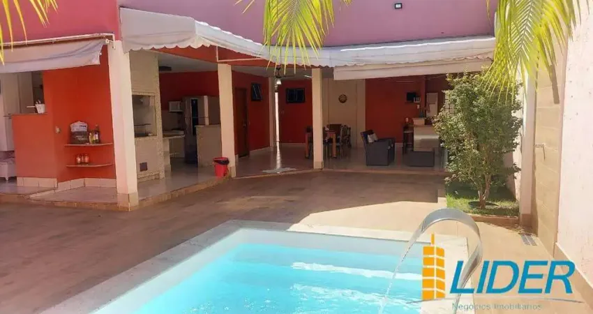 Bela casa térrea com 260m2 de construção em terreno de 400m2, toda montada de armários planejados à venda em ótima localização no bairro n.s.aparecida