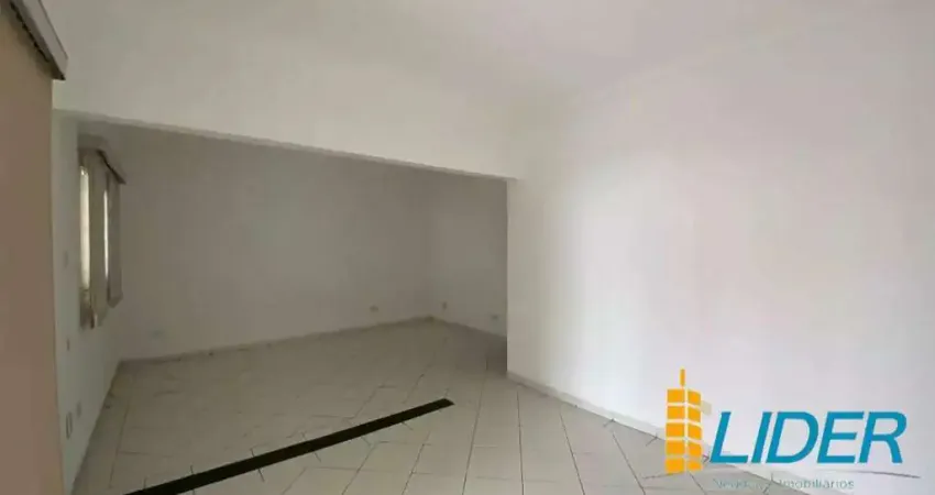 Casa com 3 quartos para alugar na Rua Alfenas, Osvaldo Rezende, Uberlândia