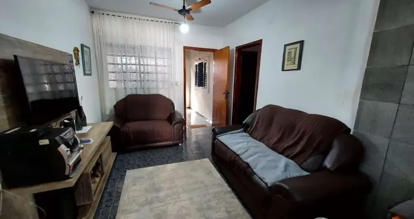 Casa muito bem localizada no vale do sol, com edícula nos fundos c garagem separada.