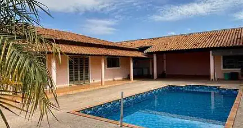 Residencial cambuí, casa ampla com quintal de 500 m², 03 dormitórios, varanda gourmet e piscina.