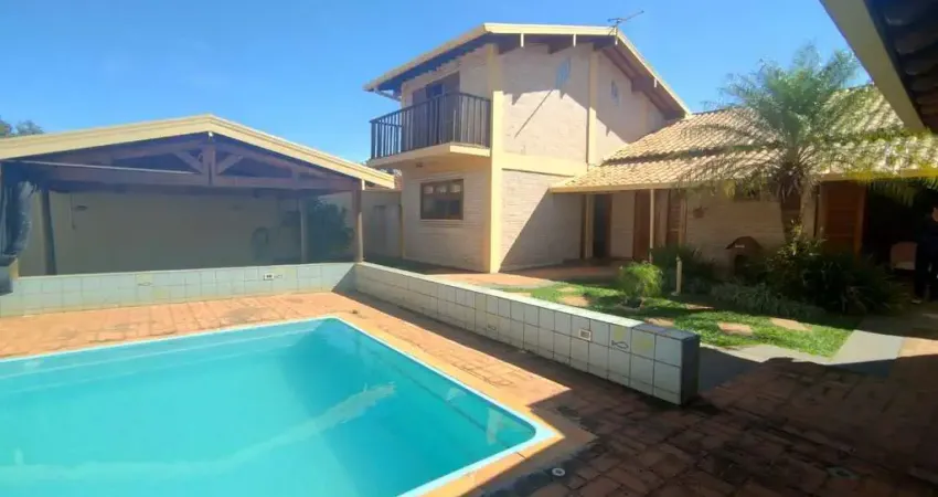 Linda casa alto padrão muito bem localizada, 03 dormitórios, espaço gourmet e piscina com cascata.