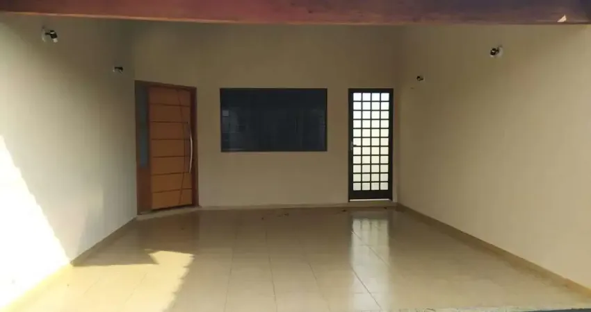 Casa ampla com 03 dormitórios, cozinha completa em armários e generoso espaço externo para churrasco.