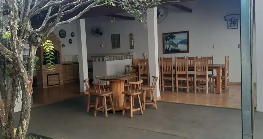 Bela casa no jd das estações, 03 dormitórios s1 suíte, área gourmet, quintal amplo.