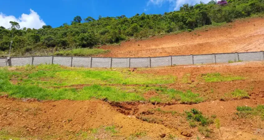 Terreno em aclive, medindo 315,11 m² no condomínio estrela do lago- são pedro.