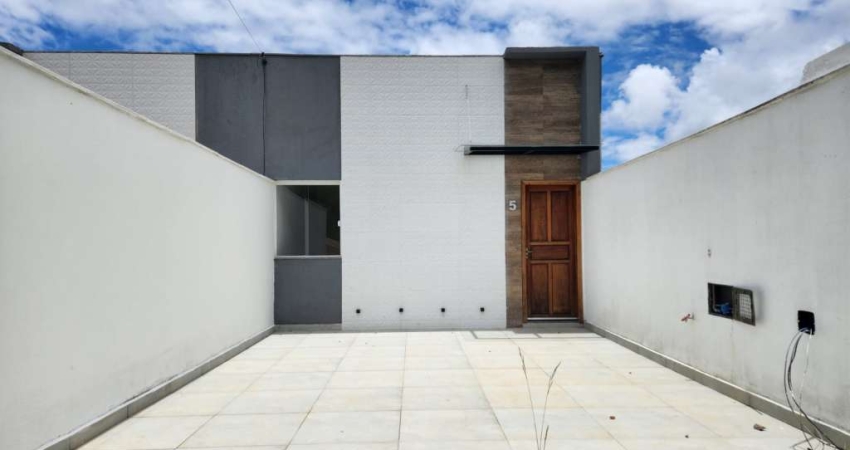 Casa triplex de 03 quartos, sendo 01 suíte e 02 vagas de garagem no São Pedro