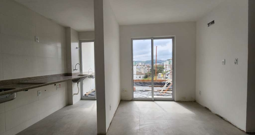 Apartamento área externa de 02 quartos com suíte, vaga de garagem e elevadore no Santa Catarina.